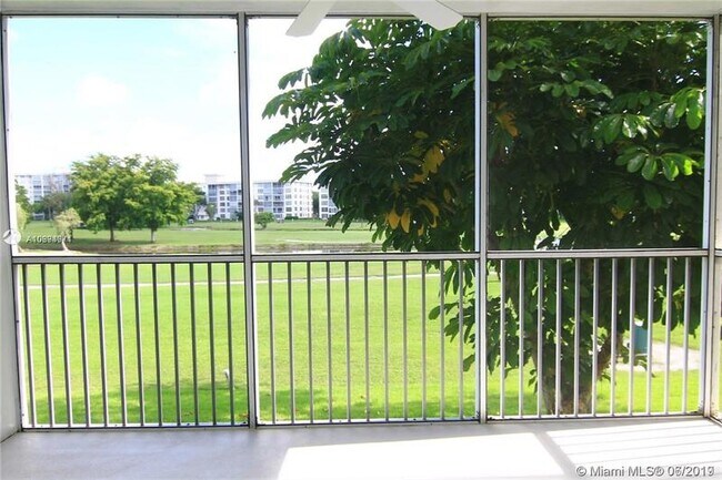 Building Photo - 2651 S Palm Aire Dr