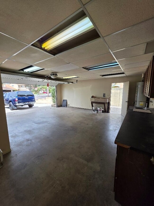 Building Photo - SPACIOUS 4BD/2BA WITH GARAGE, LAUNDRY AND ...