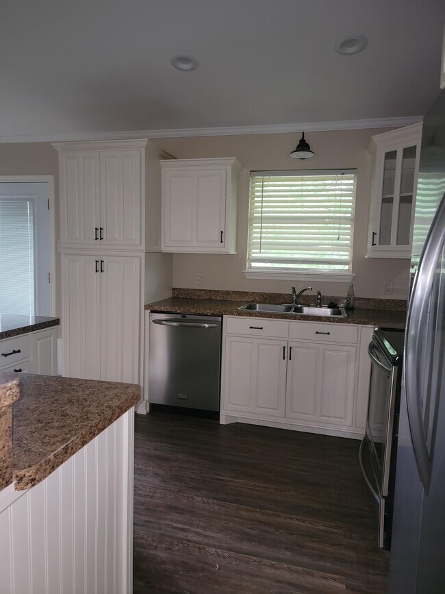 Building Photo - 10556 Rolling Pines Dr