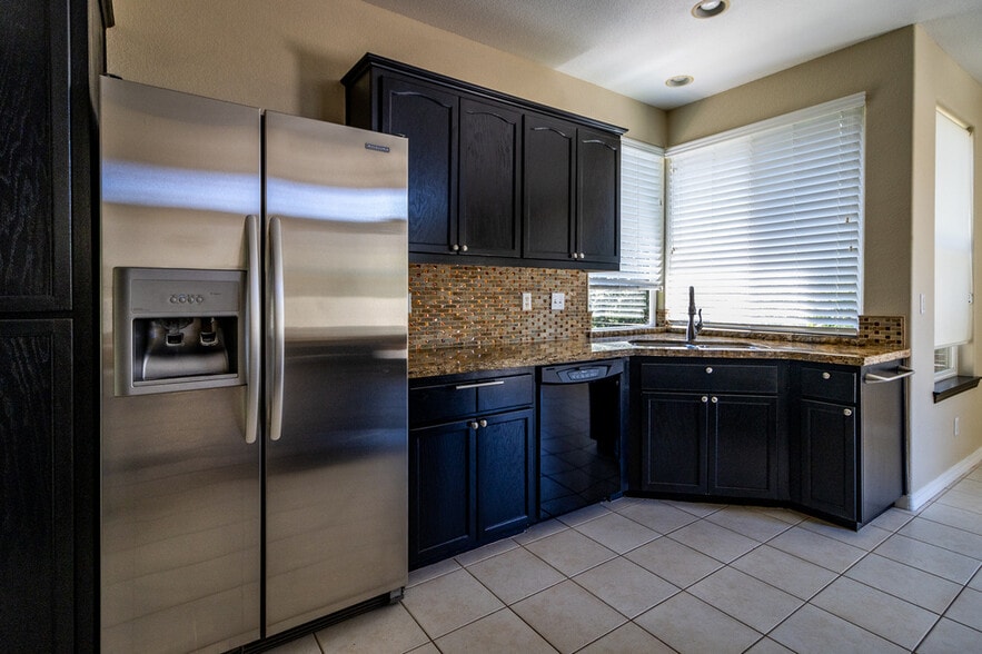 Building Photo - 625 Asilo