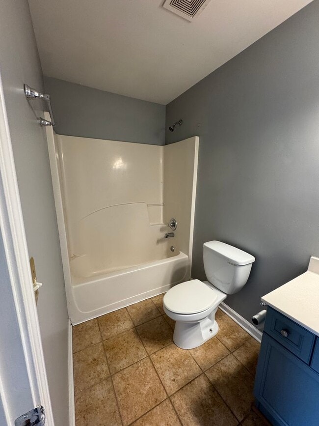 Building Photo - RARE 3-bedroom 2 bath single-family home offers the privacy of a house and a fully fenced in yard...