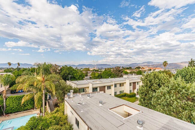 Building Photo - Brand-New Luxury Townhomes in NoHo