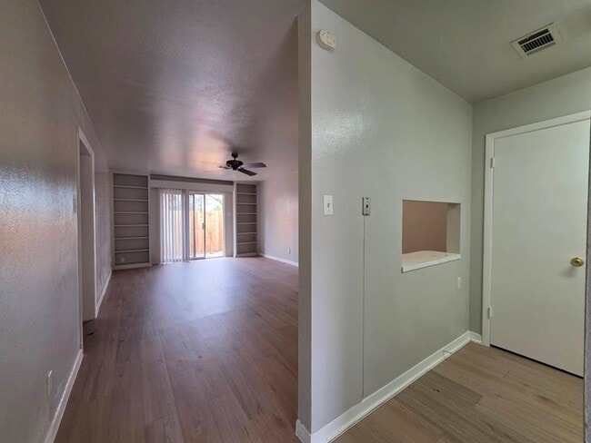 Building Photo - 701 E 45th St