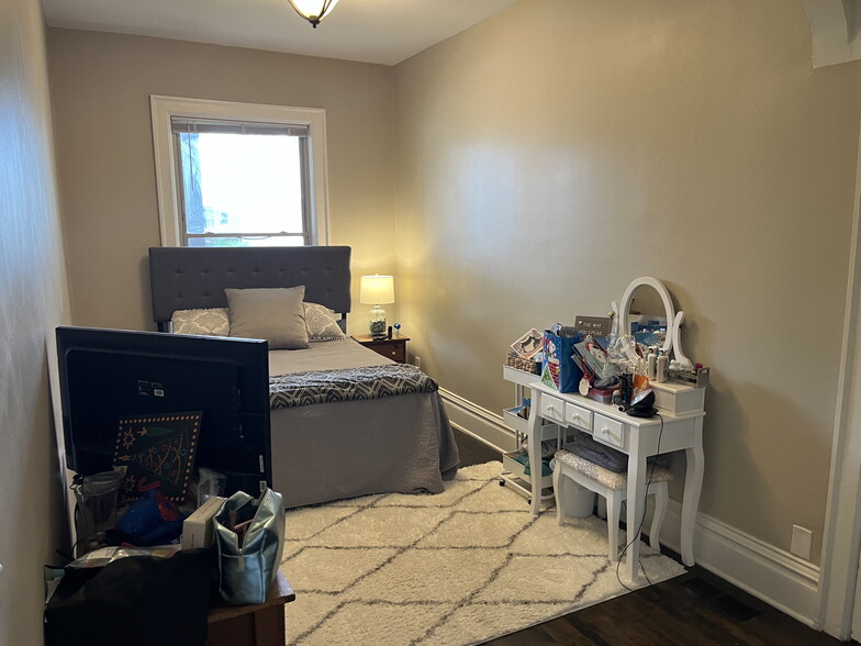 Large Master Bedroom - 2512 N Humboldt Blvd