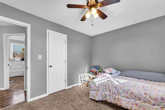 Building Photo - 215 Aster Dr