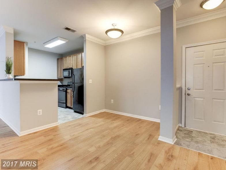 Building Photo - 4862 Eisenhower Ave
