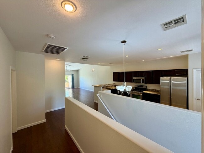 Building Photo - Close to shopping and easy access to Freeway!!!