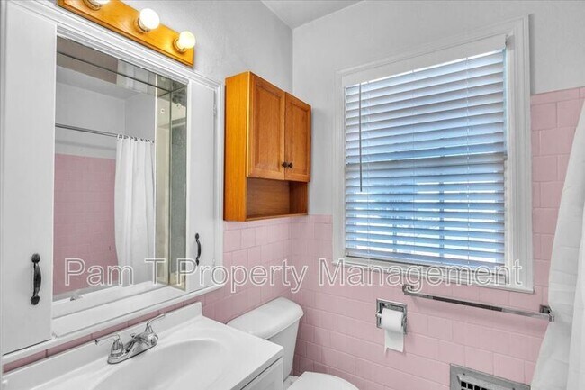 Building Photo - 736 E 45th St