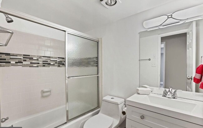 Building Photo - Renovated Herndon Condo