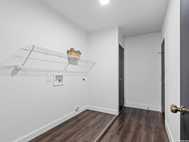 Building Photo - 5026 Lakewood Dr