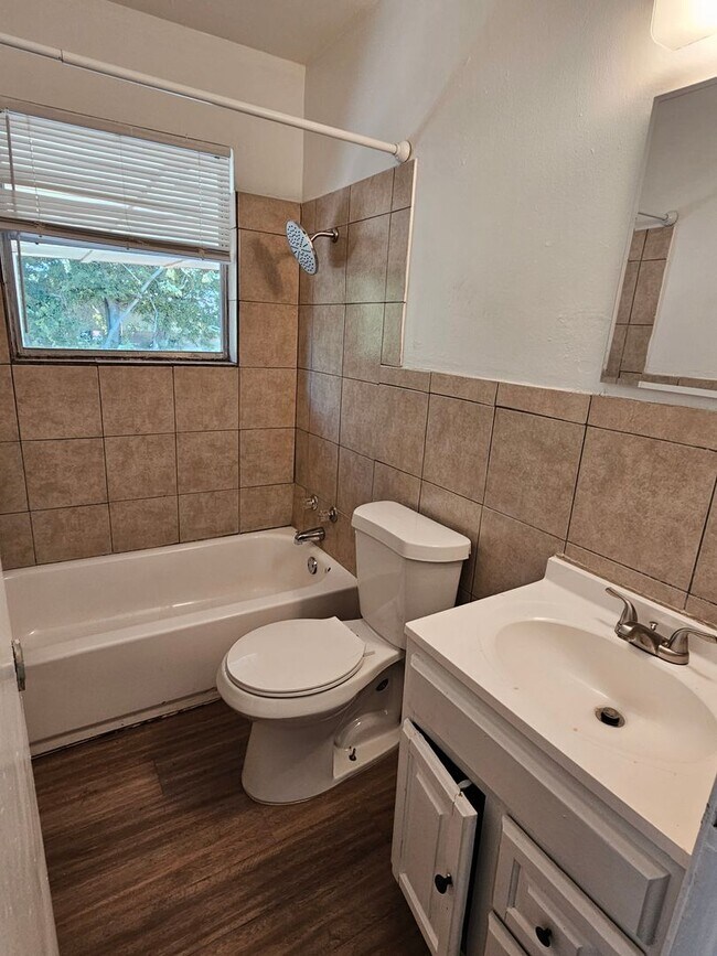 Building Photo - 1011 Cedar Dr