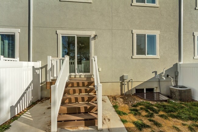 Building Photo - 1158 1740 W