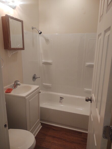 Master bathroom - 116 Houseworth St