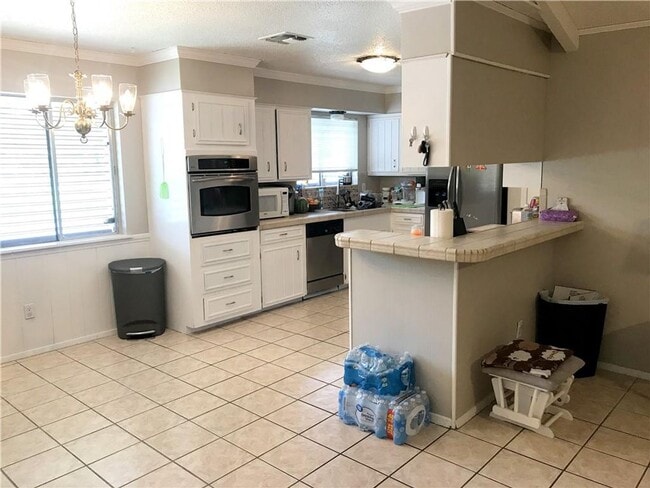 Building Photo - 5 Bedroom 3 Full Baths on the Southside