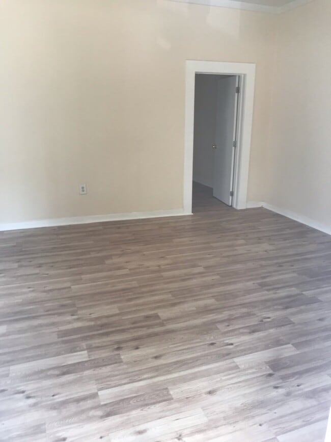 Building Photo - 619 E Solomon St