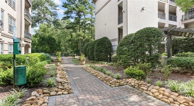 Building Photo - 2910 Clairmont Rd