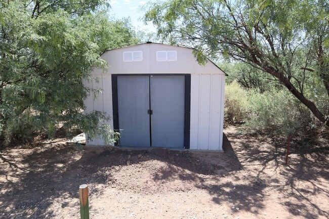 Building Photo - 545 N Sabin St