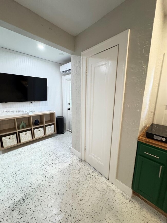 Building Photo - 1901 SW 9th St