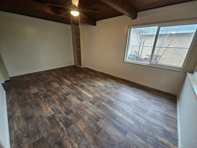 Building Photo - Spacious 4 Bedroom 2 Bath Home WITH BONUS ...