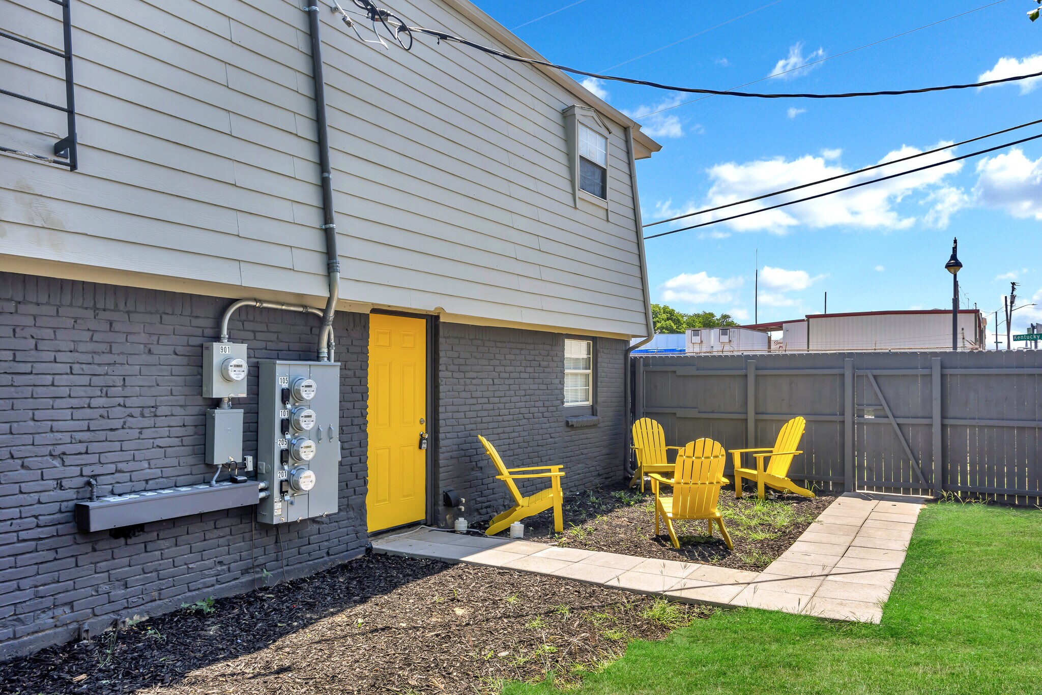 Building Photo - 901 Bessie St