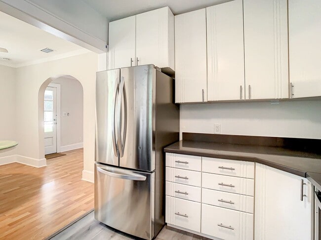 Building Photo - Charming two bedroom two bathroom cottage in North St. Petersburg Fully Updated.