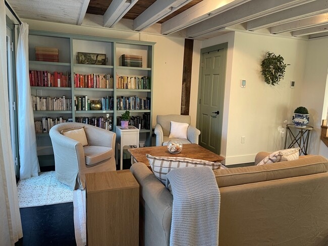 Building Photo - 2 Summit St