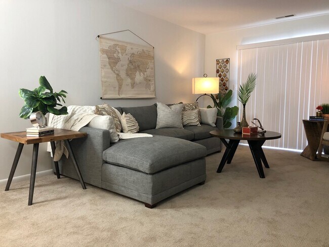Building Photo - One Bedroom Signature Style Apartment on t...