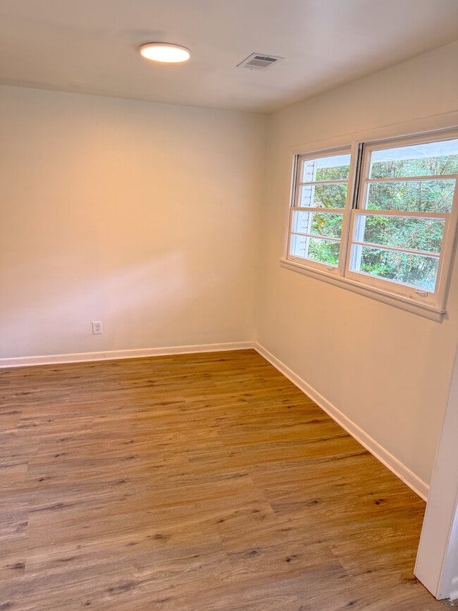 Building Photo - 633 Brookwood Dr