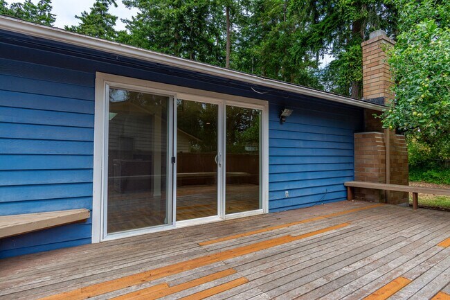 Building Photo - Newly Renovated 3 Bedroom in Oak Harbor