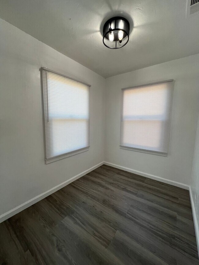 Building Photo - Fully remodeled 2 bedrooms and 1 bathroom, single-story home in Visalia, CA!