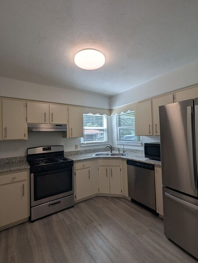 Building Photo - 2 bedroom/ 2 bath in Turkey Creek Forest