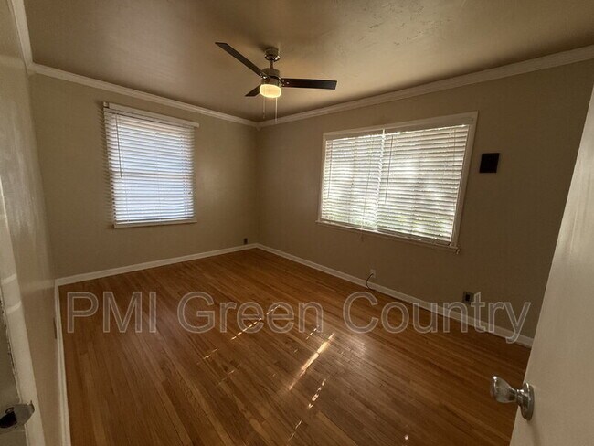 Building Photo - 1127 E 53rd Pl