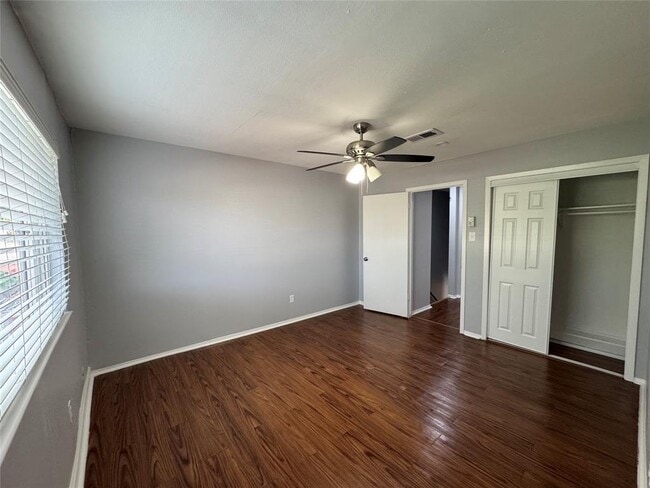 Building Photo - 7925 Grove Ridge Dr