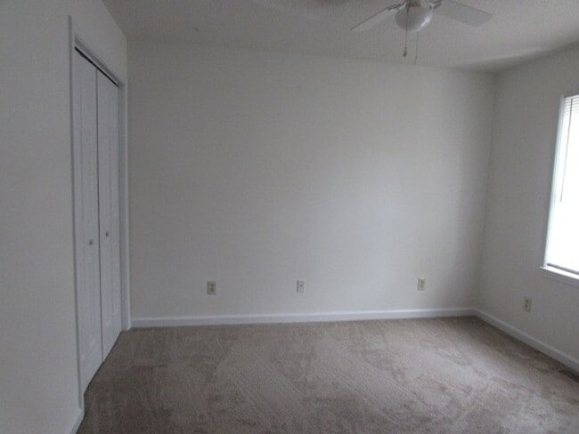 Building Photo - Updated Townhouse