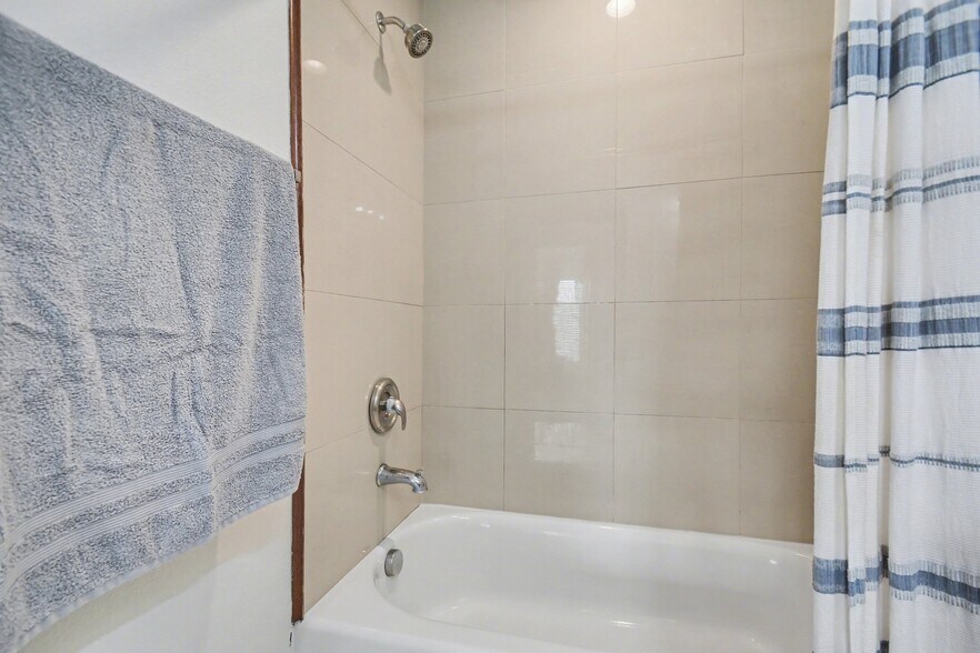 Building Photo - 118 Rhodes St