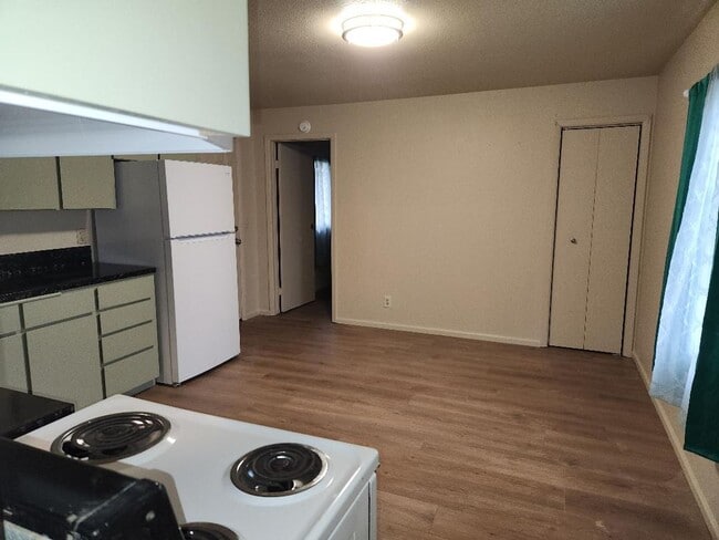 Building Photo - 2 bedroom 1 bath home