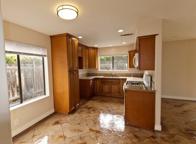 Building Photo - Beautiful 4BR/3 Full BA single family home with large yard