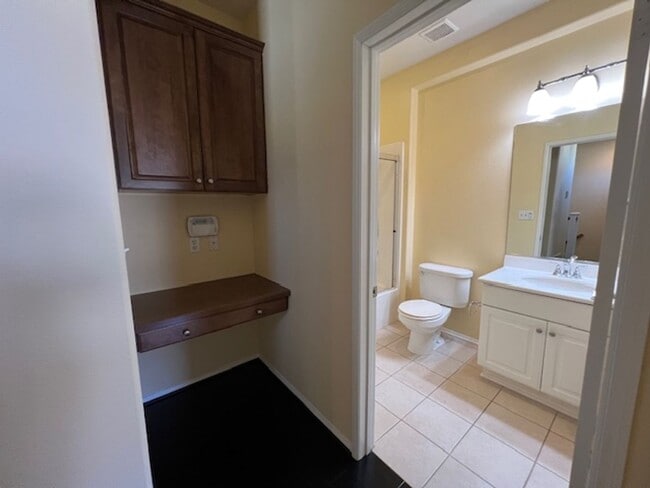 Building Photo - Beautiful 2 Bedroom, 2 1/2 Bathroom Porter Ranch Townhome! Ready for Move In!