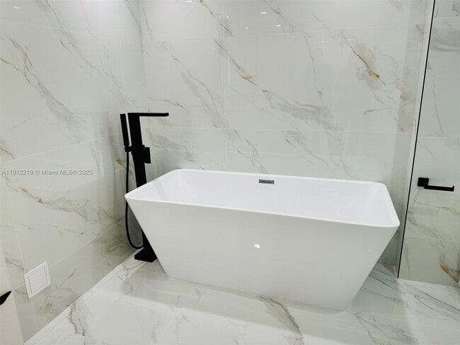 Building Photo - 3500 Mystic Pointe Dr