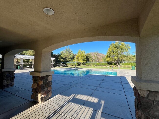 Building Photo - Spacious single story 2-bed home with an o...