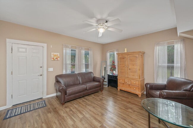 Building Photo - 346 Crescent Dr