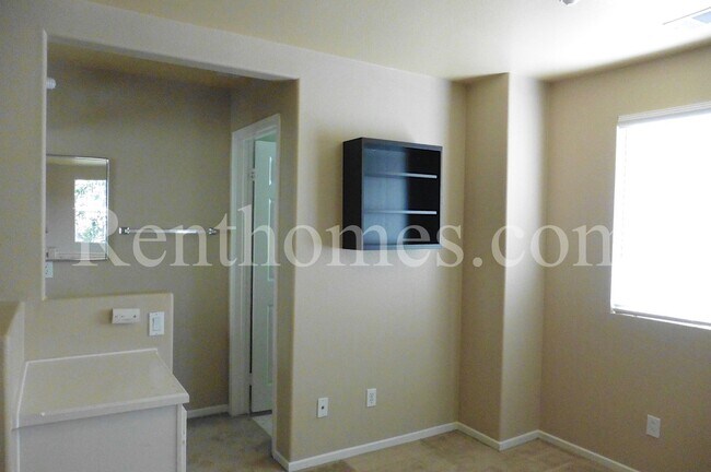 Building Photo - Torrey Highlands, 7750 Via Belfiore #4, AC, Fireplace, Garage, Community Pool and Spa!