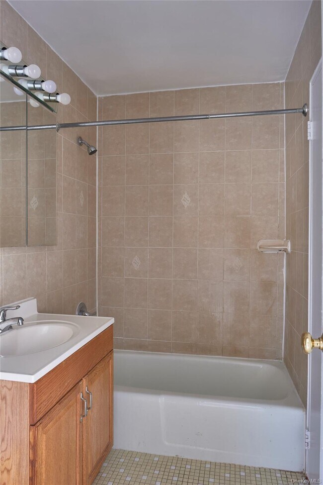 Building Photo - 2 Consulate Dr