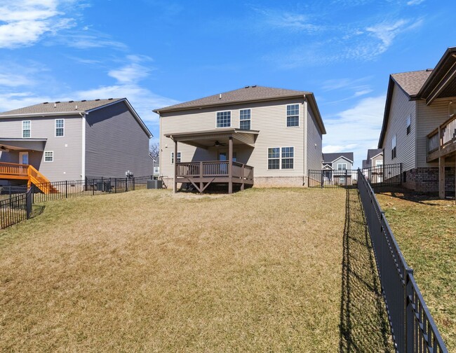 Building Photo - Beautiful Home in Clarksville!