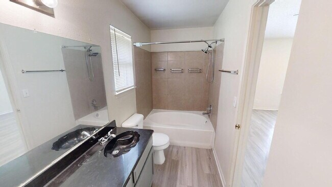 Building Photo - 2802 Woodlands Dr