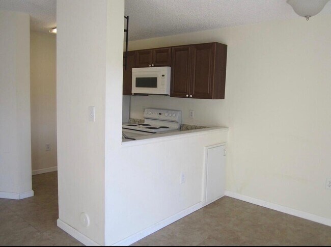 Building Photo - 7103 Glenmoor Dr