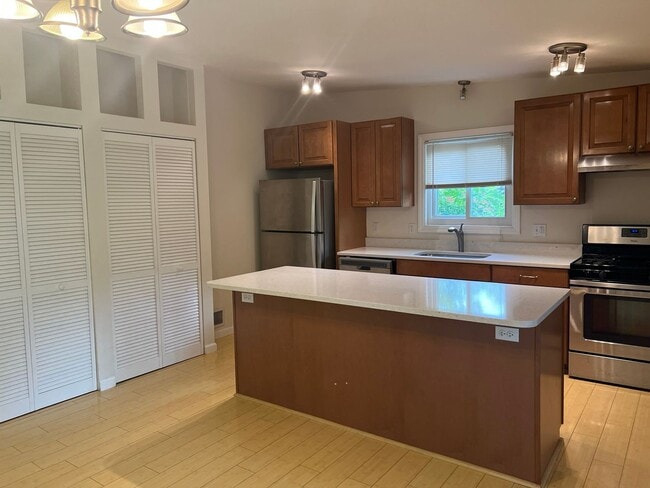 Building Photo - Spacious Split Level