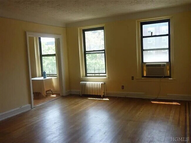 Building Photo - 100 Pelham Rd