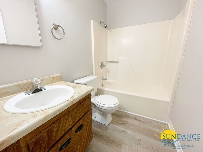 Building Photo - Charming 2-Bedroom Ground-Floor Unit in Fo...