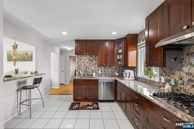 Building Photo - 813 Morton St